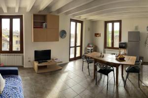 a living room with a table and a dining room at La dolce vita al lago in Bogliaco