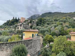 Bogliaco的住宿－La dolce vita al lago，石墙旁的山丘上的城镇