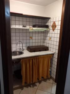 une petite cuisine avec évier et comptoir dans l'établissement Casa Butera, à Bagheria