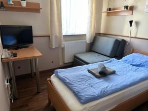 Postel nebo postele na pokoji v ubytování Gyarmati Panzió & Étterem