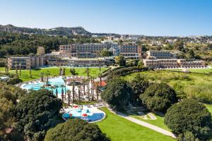 una vista aérea de un complejo con piscina en Kresten Palace Hotel en Kallithea Rhodes