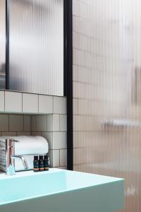y baño con lavabo y espejo. en Zzz Dreamscape Hotel, en Estocolmo