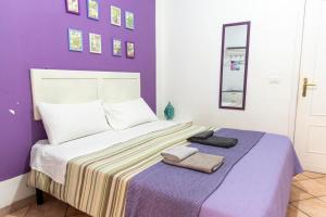 1 dormitorio con 1 cama con 2 toallas en Fruit Rooms en Roma