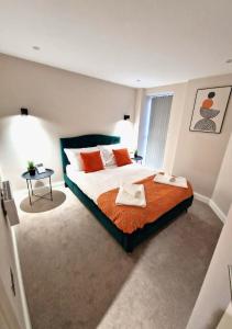 Кровать или кровати в номере MPL Luxury City Apartments - Free Netflix & Prime - First Direct Arena- Trinity Shopping - Sleeps 3-4