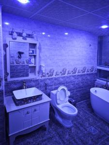 y baño con aseo, lavabo y bañera. en Panorama Sea view Studio, en Ajman