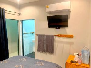 een kamer met een tv, een bed en een badkamer bij Blue Ocean rooms, KOH SAMED, 5 minutes from the beach in Ko Samed