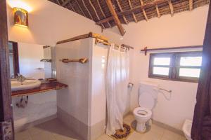 uma casa de banho com um WC e um lavatório em Safina beach House em Watamu