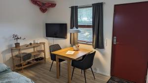 a small room with a desk and a table with chairs at Compact Apartment Hvidager in Albertslund