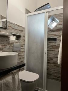 Koupelna v ubytování Hotel Touring + 37 fotografií