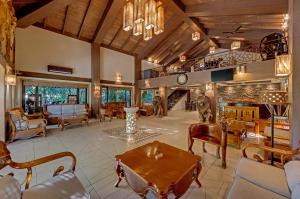 sala de estar amplia con mesa y sillas en The Fern Gir Forest Resort, Sasan Gir - A Fern Crown Collection Resort, en Sasan Gir