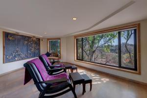 Posezení v ubytování The Fern Gir Forest Resort, Sasan Gir - A Fern Crown Collection Resort + 37 fotografií