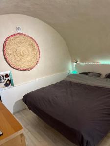 1 dormitorio con cama y pared en Studio Chambre voutée en Provence, en La Bastidonne