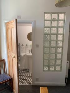 Bilik mandi di Ocean view double with ensuite, with access to private garden and bike store