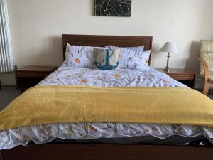 Katil atau katil-katil dalam bilik di Ocean view double with ensuite, with access to private garden and bike store