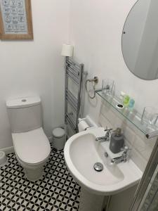 Bilik mandi di Ocean view double with ensuite, with access to private garden and bike store