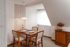 une salle à manger avec une table et des chaises et une fenêtre dans l'établissement Jule im Haus Wega, à Westerland