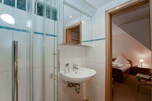 une salle de bain avec lavabo et douche dans l'établissement Jule im Haus Wega, à Westerland 11 autres photos