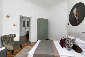 プシェムィシルにあるRetro Apartamentyのベッドルーム(キングサイズベッド1台、椅子付)
