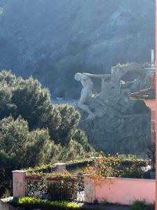 Eine Statue eines Mannes, der von einer Klippe springt. in der Unterkunft La Casa sul Mare - Monterosso - Cinque Terre in Monterosso al Mare