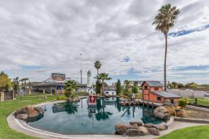 ein großer Pool in einem Park mit einem Resort in der Unterkunft Super 8 by Wyndham Sacramento in Sacramento
