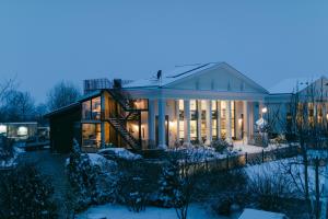 a house in the snow at night at Guggi´s Emporeon Allgäu in Germaringen
