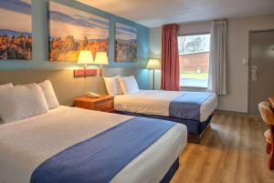 um quarto de hotel com duas camas e uma janela em Days Inn by Wyndham Harriman em Harriman