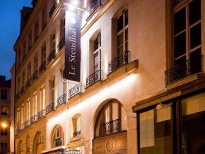 un edificio con un cartel en el costado en Hotel Stendhal Place Vendôme Paris - MGallery en París