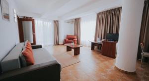 sala de estar con sofá y TV en Complex Modern All Inclusive en Mamaia