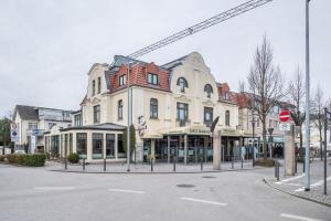 ein großes Gebäude an einer Straße in einer Stadt in der Unterkunft Apartment Morgensonne in Kühlungsborn