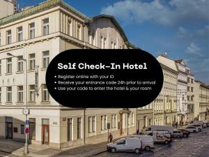 un cartel que lee el registro de entrada automático en un hotel en una calle de la ciudad en Hotel Maestro by Adrez, en Praga