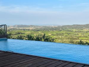 una piscina en la azotea de una casa en Les Hauts d'Avignon, en Rochefort-du-Gard