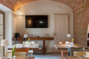 Agriturismo Tenuta i 4 venti的电视和/或娱乐中心
