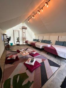 Zimmer mit Betten und Tischen in einem Zelt in der Unterkunft Glamping at Xscape Tambun in Tambun