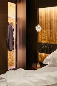 sypialnia z łóżkiem, oknem i lampką w obiekcie QT Perth w mieście Perth