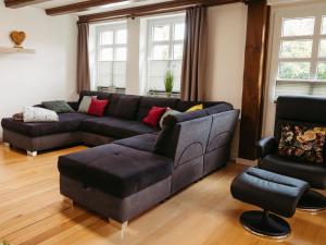 ein Wohnzimmer mit einem Sofa und einem Stuhl in der Unterkunft Ferienwohnung Wennetal in Schmallenberg