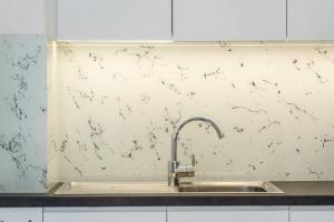 Beachfront Apartments- Horizon Residence في سارنده: منضدة مطبخ مع حوض وأعلى منضدة +89 صورة