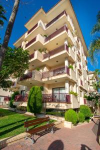 a building with a bench in front of it at Apartamentos Albir Confort - Avenida 1 dorm in Albir