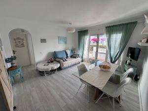 een woonkamer met een bank en een tafel bij Apartamento en Cala en Porter, Menorca. in Cala'n Porter