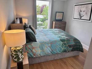 Postel nebo postele na pokoji v ubytování Room with balcony overlooking a garden