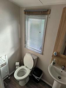 een kleine badkamer met een toilet en een wastafel bij Oaks 25 in Newton