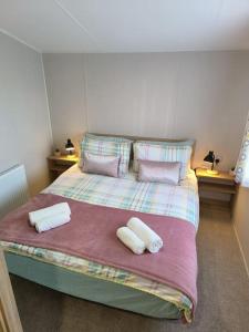 een slaapkamer met een bed met twee handdoeken erop bij Oaks 25 in Newton