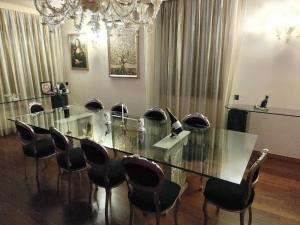 Villa Eleganza Milano Bergamo Airport في دالْميني: غرفة طعام مع طاولة وكراسي زجاجية
