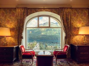 Zimmer mit einem Fenster mit Stühlen und einem Tisch in der Unterkunft Kulm Hotel St. Moritz in St. Moritz