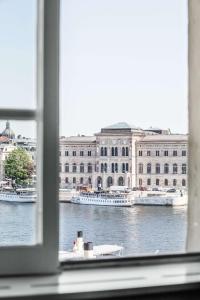 Blick auf ein großes Gebäude aus dem Fenster in der Unterkunft Hôtel Reisen in The Unbound Collection by Hyatt in Stockholm