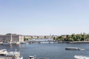 een uitzicht op een rivier met boten en gebouwen bij Hôtel Reisen in The Unbound Collection by Hyatt in Stockholm