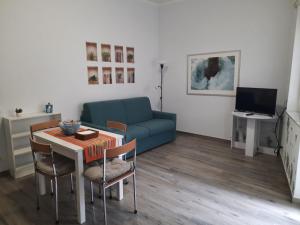 a living room with a blue couch and a table at RiDi Home Zona Ospedaliera in Naples