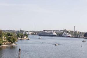 Blick auf einen Fluss mit Booten darauf in der Unterkunft Hôtel Reisen in The Unbound Collection by Hyatt in Stockholm