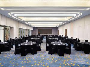 um salão de banquetes com mesas e cadeiras numa sala em Hotel Naru Seoul MGallery Ambassador em Seul