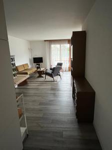 Televiisor ja/või meelelahutuskeskus majutusasutuses Gemütliche Wohnung in Seelisberg