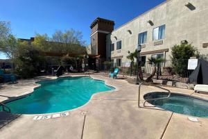 einem Pool vor einem Gebäude in der Unterkunft Tombstone Grand Hotel, a Baymont by Wyndham in Tombstone